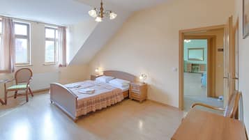 Suite (includes 15% off for spa in Lazne 5) | Caja de seguridad en la habitación y escritorio