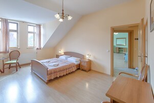 Suíte (includes 15% off for spa in Lazne 5) | Cofres nos quartos, escrivaninha, ferros/tábuas de passar roupa