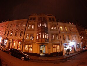 Façade de l’hébergement – soirée/nuit