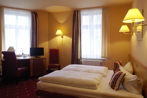 In-room safe, desk, blackout curtains, soundproofing - Hotel Merseburger Hof (Leipzig)