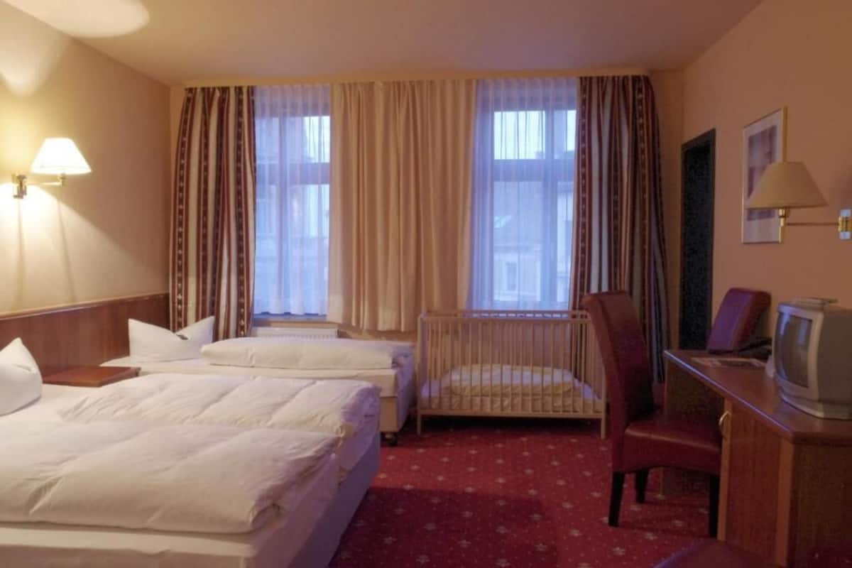 Quadruple Room | In-room safe, desk, blackout curtains, soundproofing