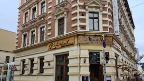 Un edificio con un letrero que dice 'Hotel Merseburger Hof'.