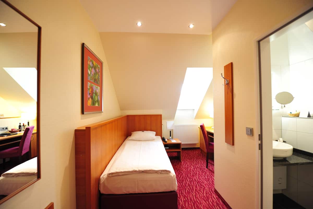Comfort Single Room, 1 Twin Bed | Hypo-allergenic bedding available, in-room safe, desk, cribs (free)