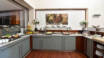 Desayuno buffet diario (EUR 15 por persona)