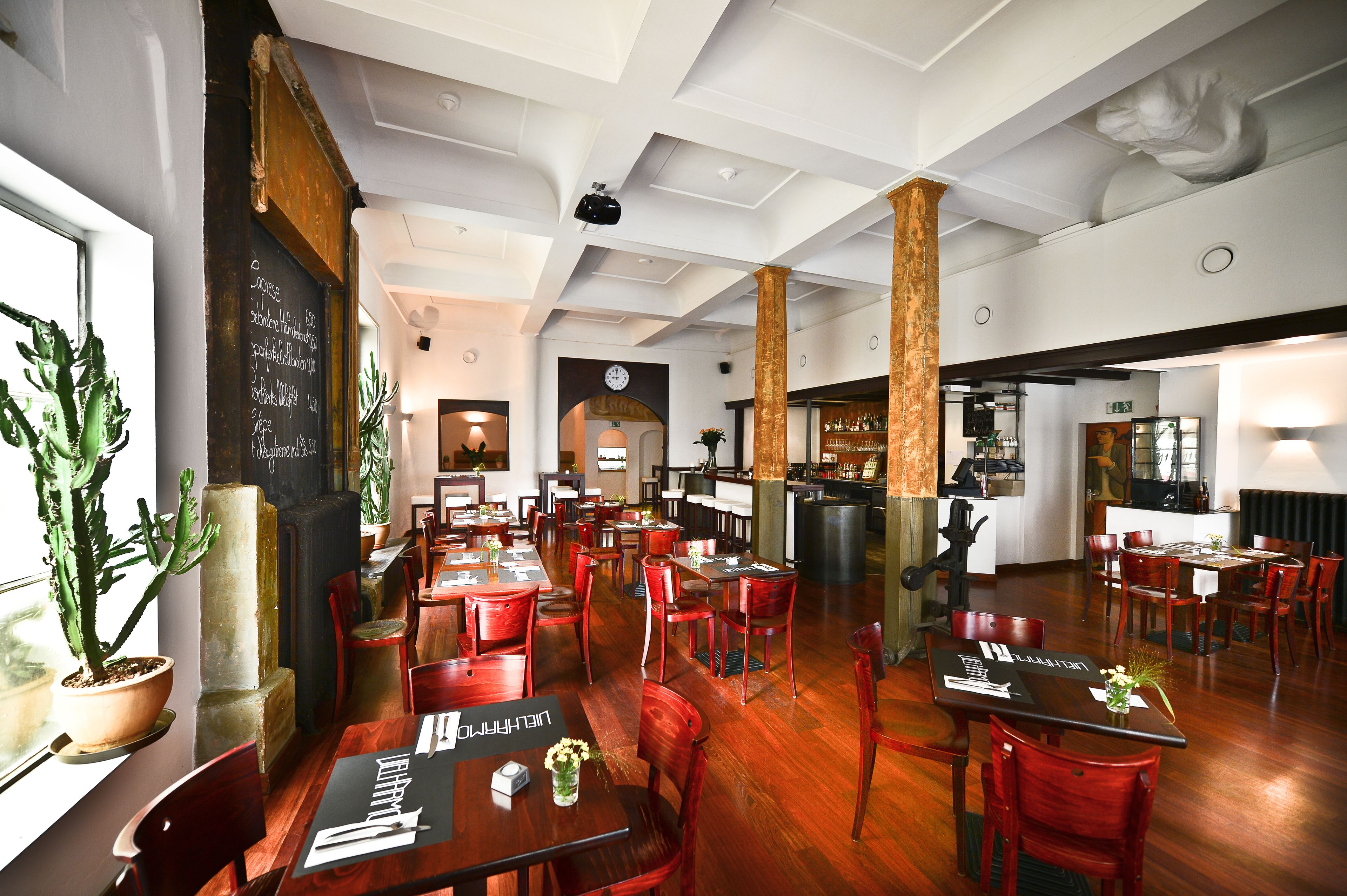 lunch and dinner served, international cuisine