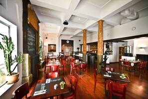 Lunch and dinner served, international cuisine