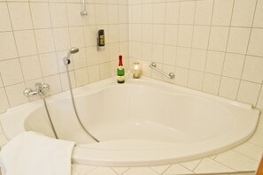 Comfort Double Room | Deep soaking bathtub