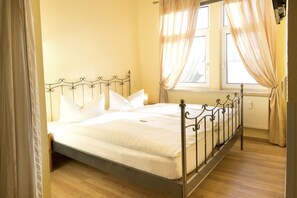Comfort Double Room | Soundproofing, free WiFi, bed sheets - Hotel Thüringer Hof (Jena)