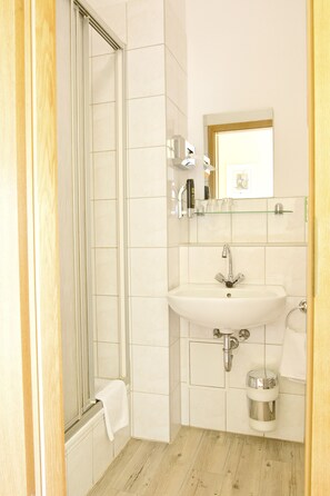 Combined shower/bathtub, free toiletries, hair dryer, towels - Hotel Thüringer Hof (Jena)
