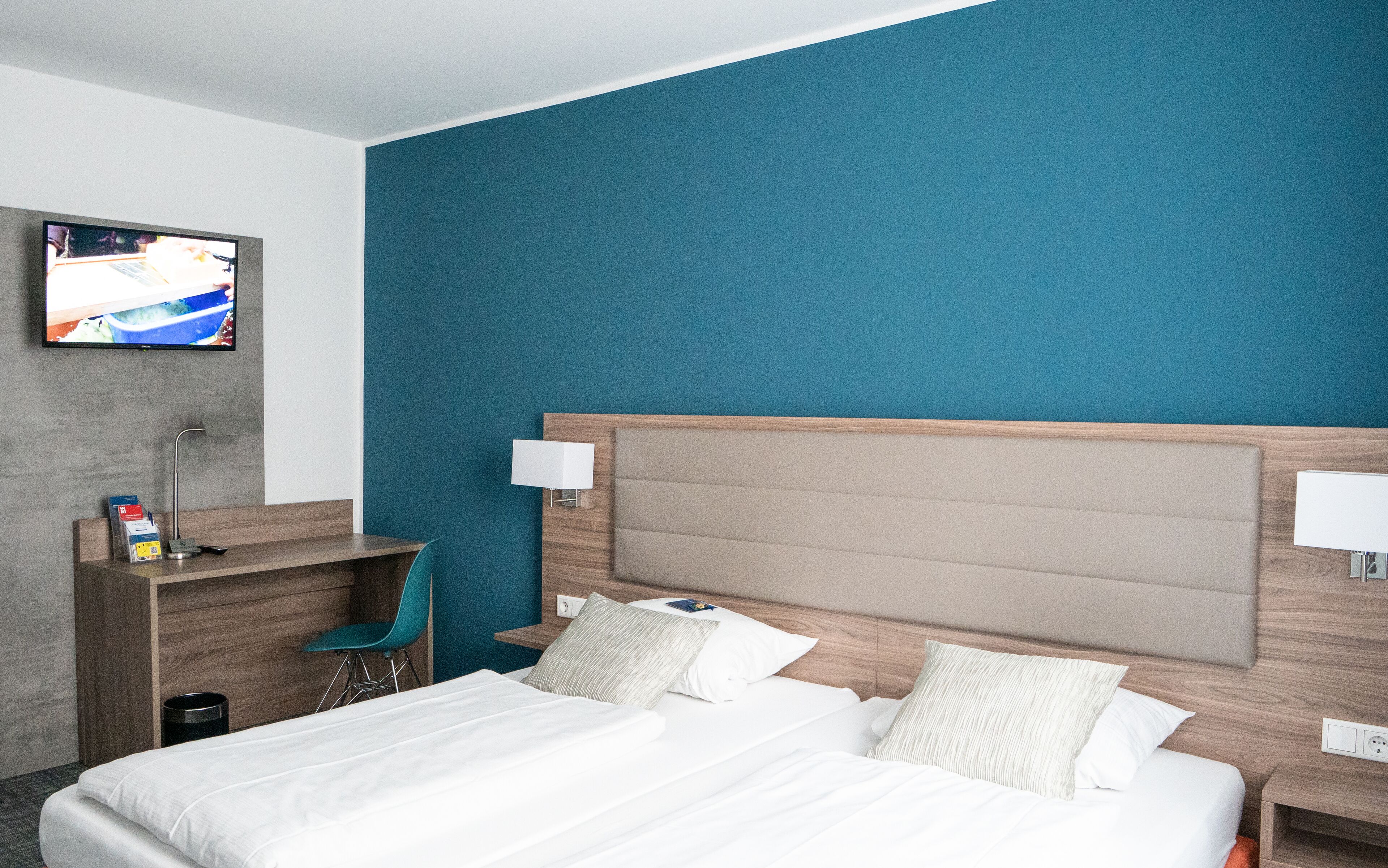 business double room | pillow-top beds, in-room safe, desk, blackout curtains