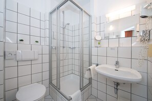 Ducha, artículos de higiene personal ecológicos y secador de pelo