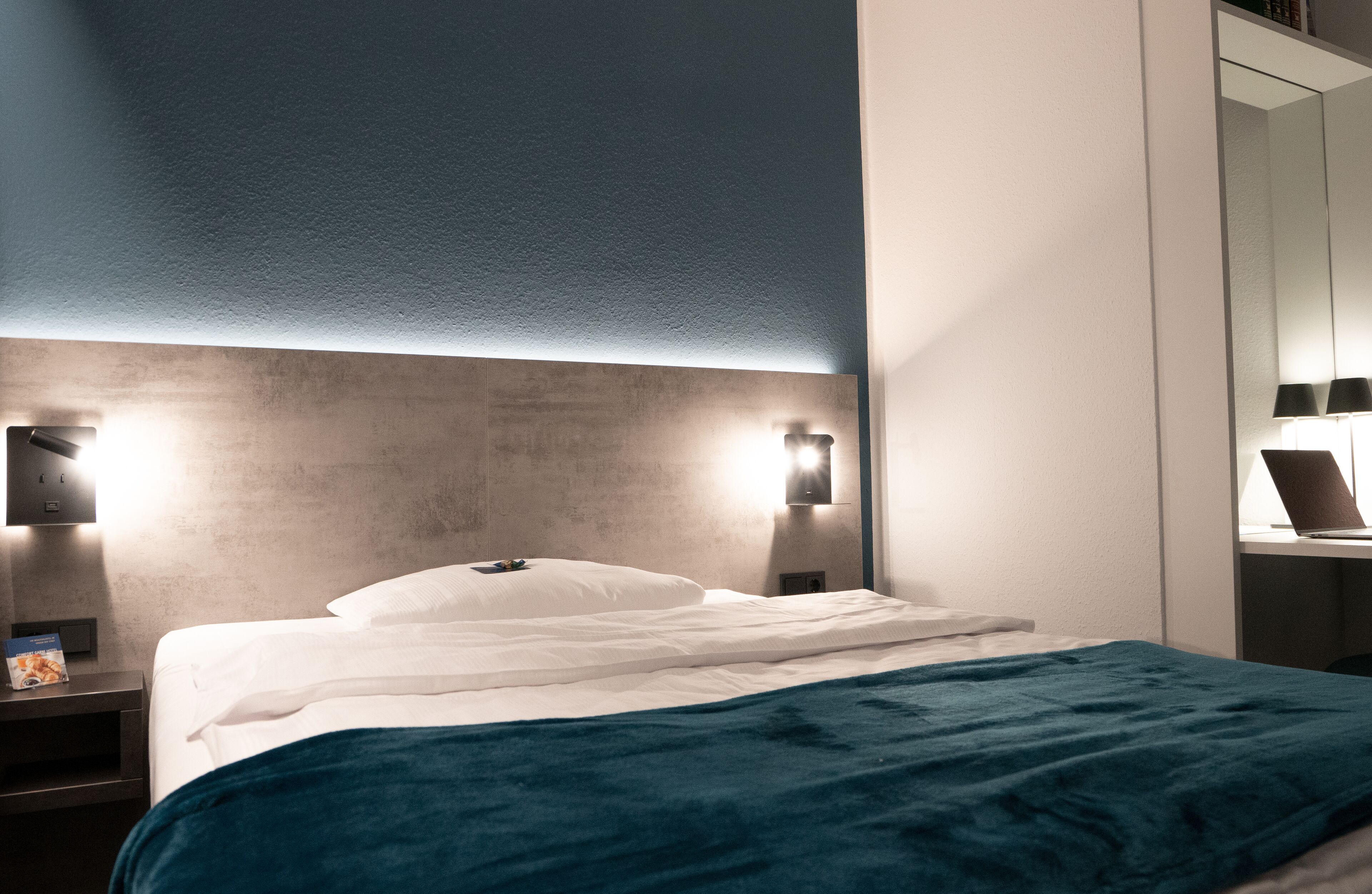 business single room | pillow-top beds, in-room safe, desk, blackout curtains