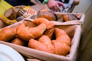 Buffet déjeuner servi tous les jours en supplément