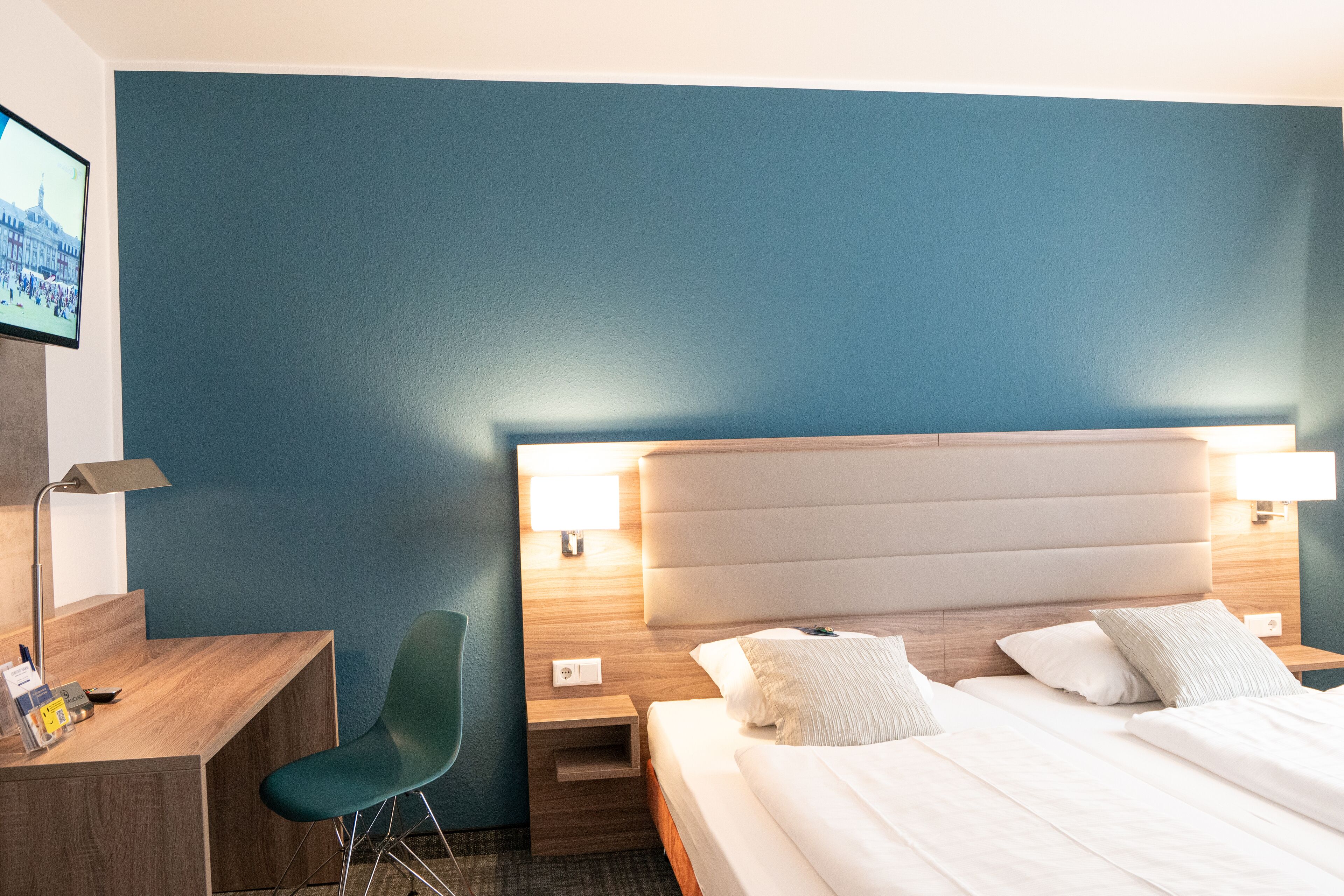 business double room | pillow-top beds, in-room safe, desk, blackout curtains