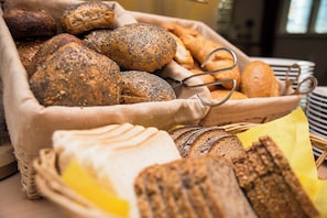 Tägliches Frühstücksbuffet gegen Gebühr