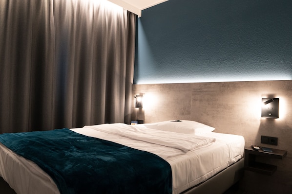 Chambre Simple Affaires | Surmatelas, coffres-forts dans les chambres, bureau, rideaux occultants