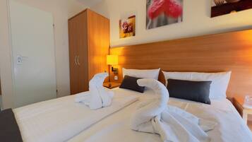 Economy-Doppelzimmer | Hochwertige Bettwaren, Zimmersafe, individuell dekoriert