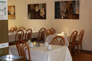 Tägliches Frühstücksbuffet gegen Gebühr