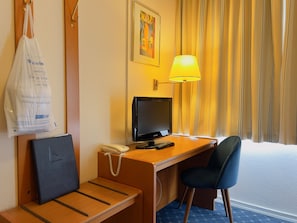 Comfort enkelrum | Vardagsrum | 80-centimeters LCD-tv med kabelkanaler och tv