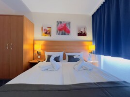 Gazdaságos szoba kétszemélyes ággyal | Prémium ágynemű, széf a szobában, egyedi dekoráció és egyedi berendezés