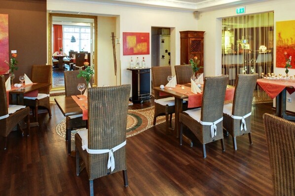 Breakfast, lunch, dinner served; international cuisine 