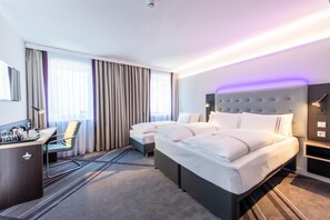 Habitación triple familiar | Caja de seguridad en la habitación y insonorización 