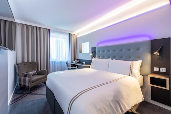 Standard Double Room | 1 bedroom, in-room safe, soundproofing, iron/ironing board