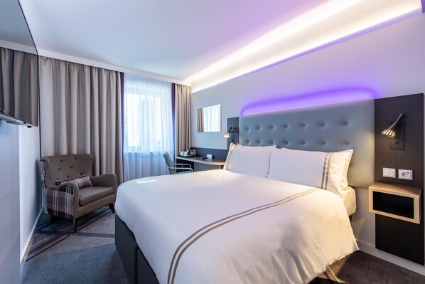 Standard Double Room | 1 bedroom, in-room safe, soundproofing, iron/ironing board