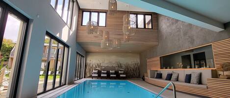 Piscine couverte, accès possible de 07 h 00 à 20 h 30, chaises longues