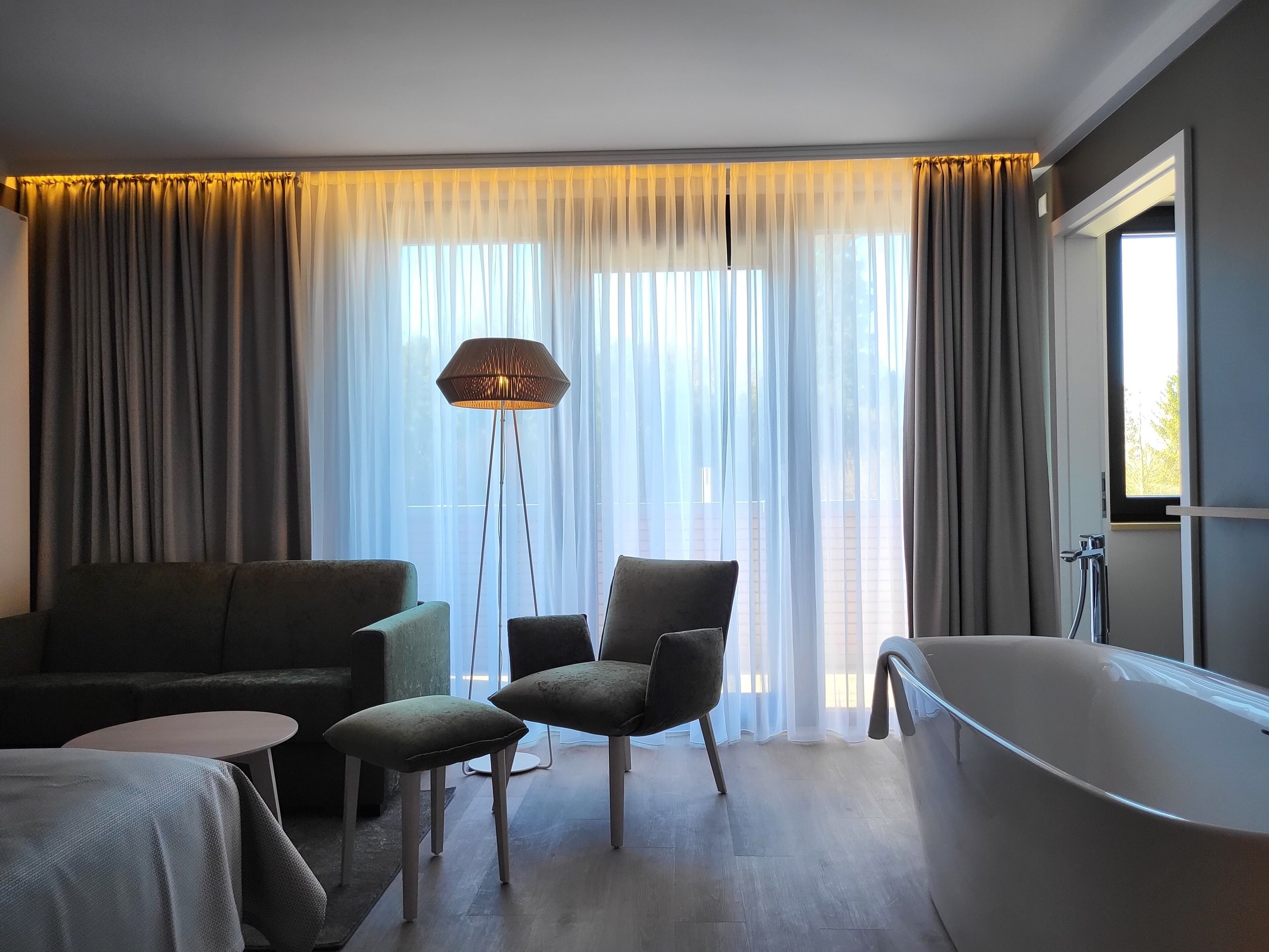 小型客房 | 高档床上用品、客房内保险箱、办公桌、遮光窗帘