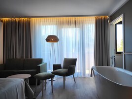 Junior Room | Premium bedding, in-room safe, desk, blackout drapes