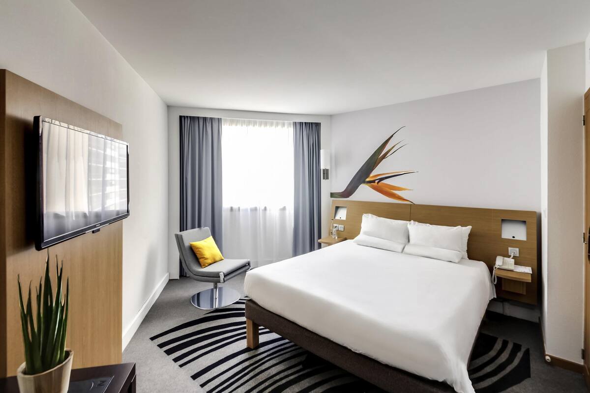 Premium bedding, free minibar items, in-room safe, desk