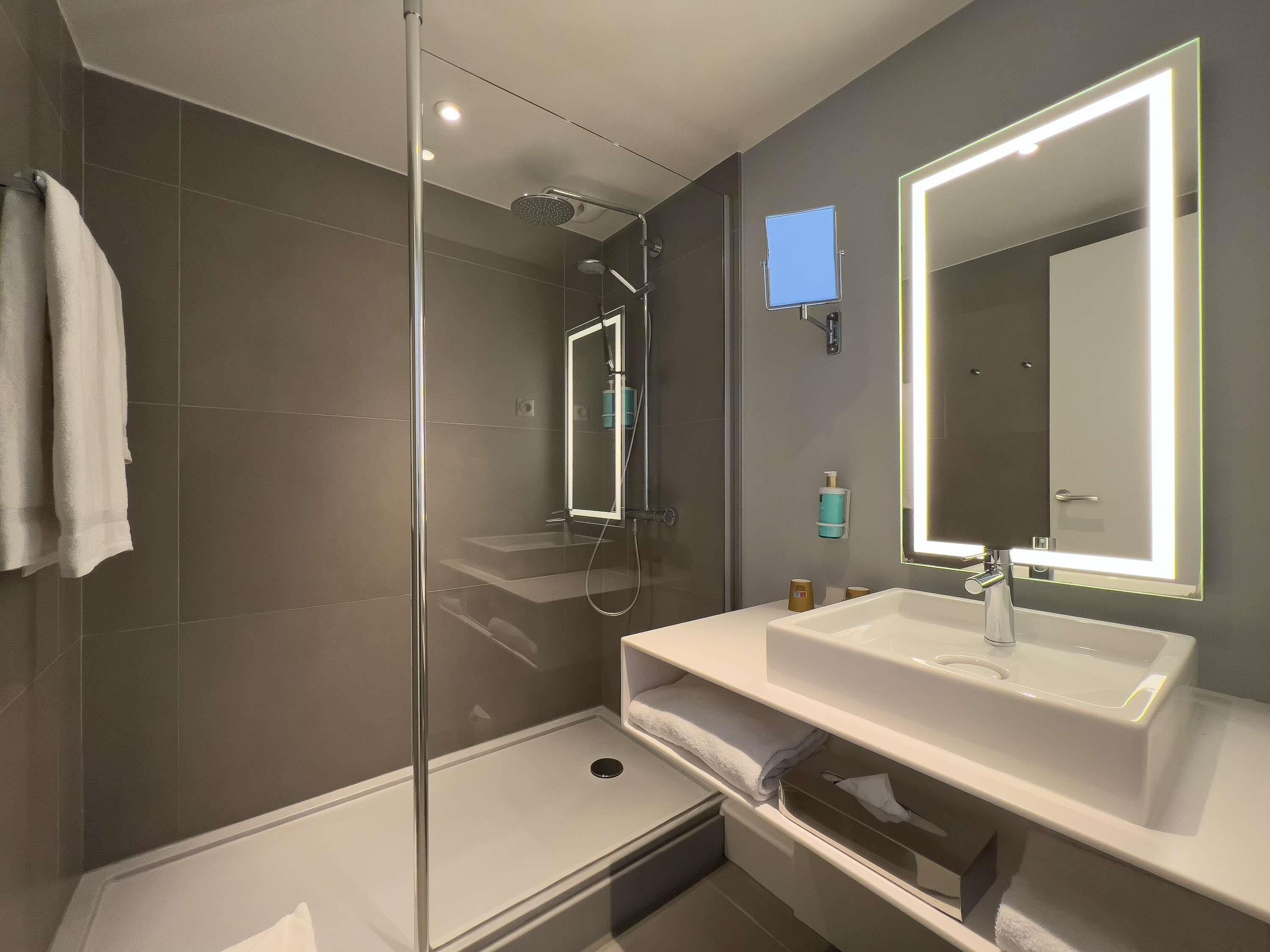 Articles de toilette écologiques, sèche-cheveux, serviettes fournies