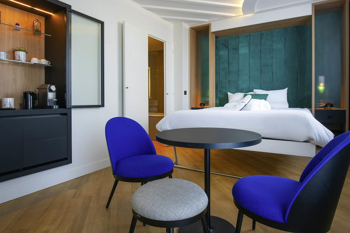 Premium bedding, free minibar items, in-room safe, desk