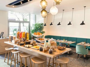 Se ofrece un desayuno bufé todos los días (por un coste adicional)