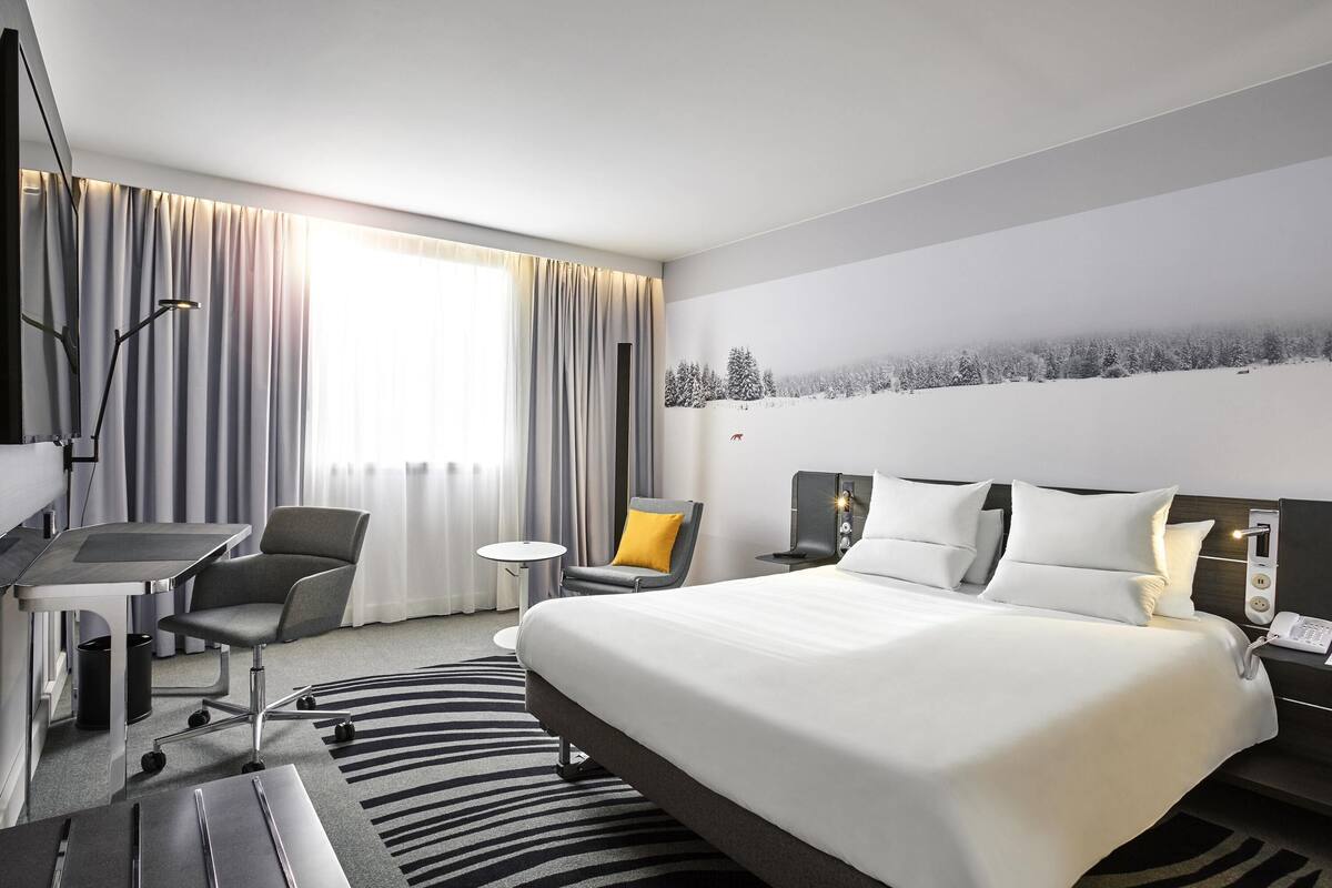 Premium bedding, free minibar items, in-room safe, desk