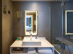Suite, 1 Double Bed, Terrace | Premium bedding, free minibar items, in-room safe, desk - Novotel Paris Centre Gare Montparnasse (Paris)