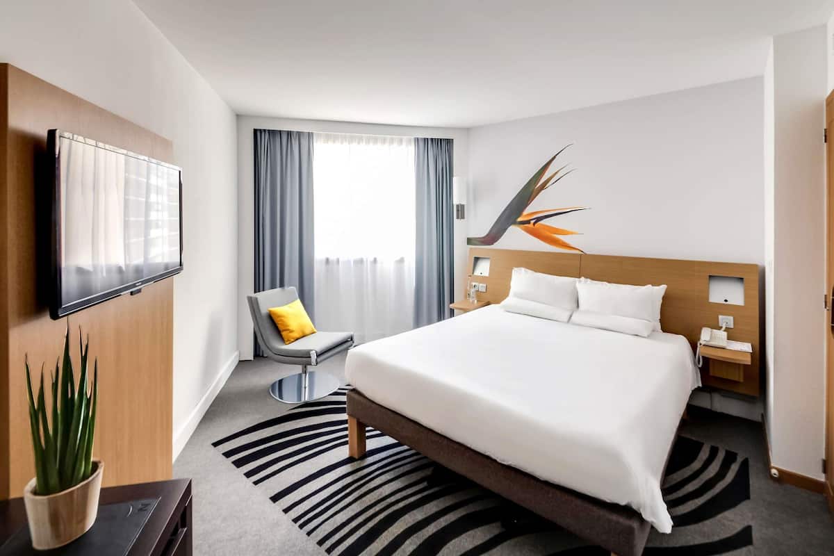 Classic Room, 1 Double Bed | Premium bedding, free minibar items, in-room safe, desk