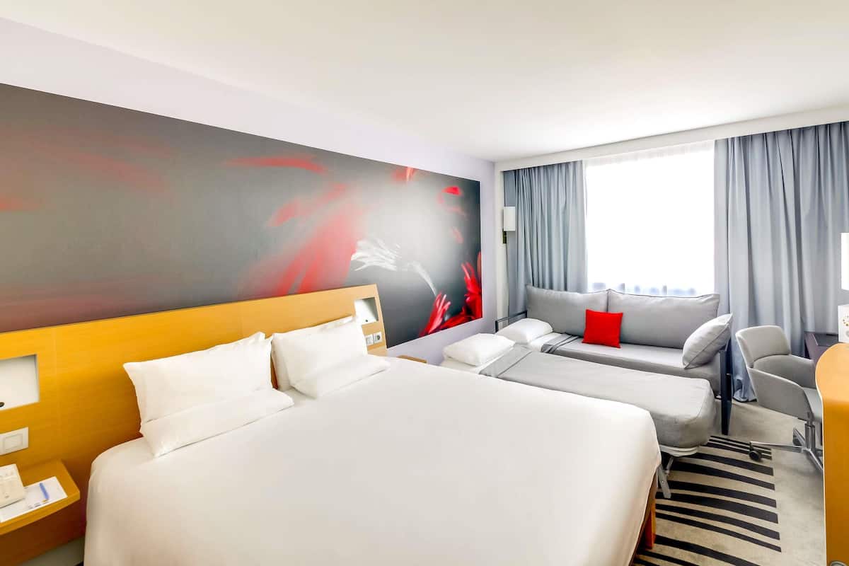 Chambre classique familiale, 1 grand lit et 1 canapé-lit double | Literie de qualité, minibar contenant certains articles gratuits