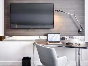 高档床上用品、免费迷你吧物品、客房内保险箱、办公桌