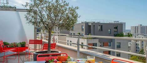 Ropa de cama de alta calidad y minibar (con algunos artículos gratuitos)