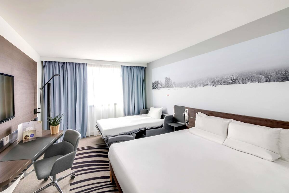 Premium bedding, free minibar items, in-room safe, desk