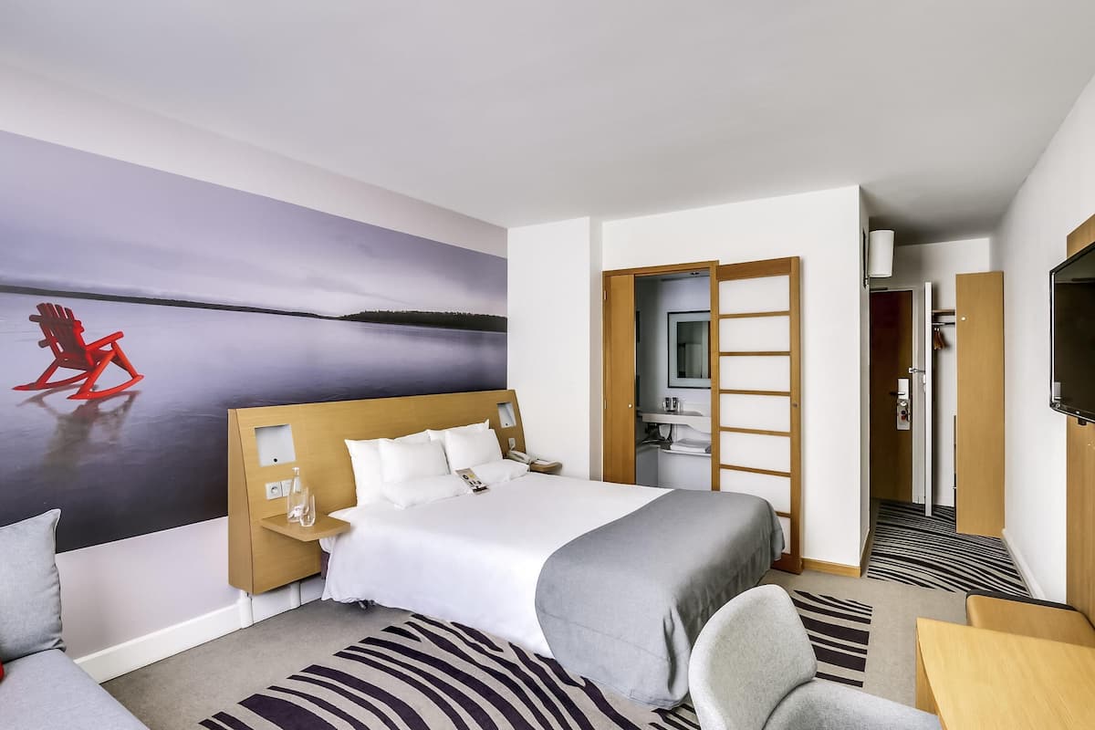 Premium bedding, free minibar items, in-room safe, desk