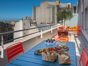 Kaliteli yatak takımı, ücretsiz minibar ürünleri, odada kasa, masa 