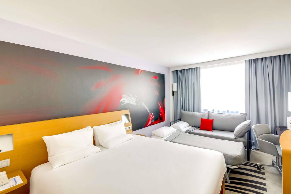 Premium bedding, free minibar items, in-room safe, desk
