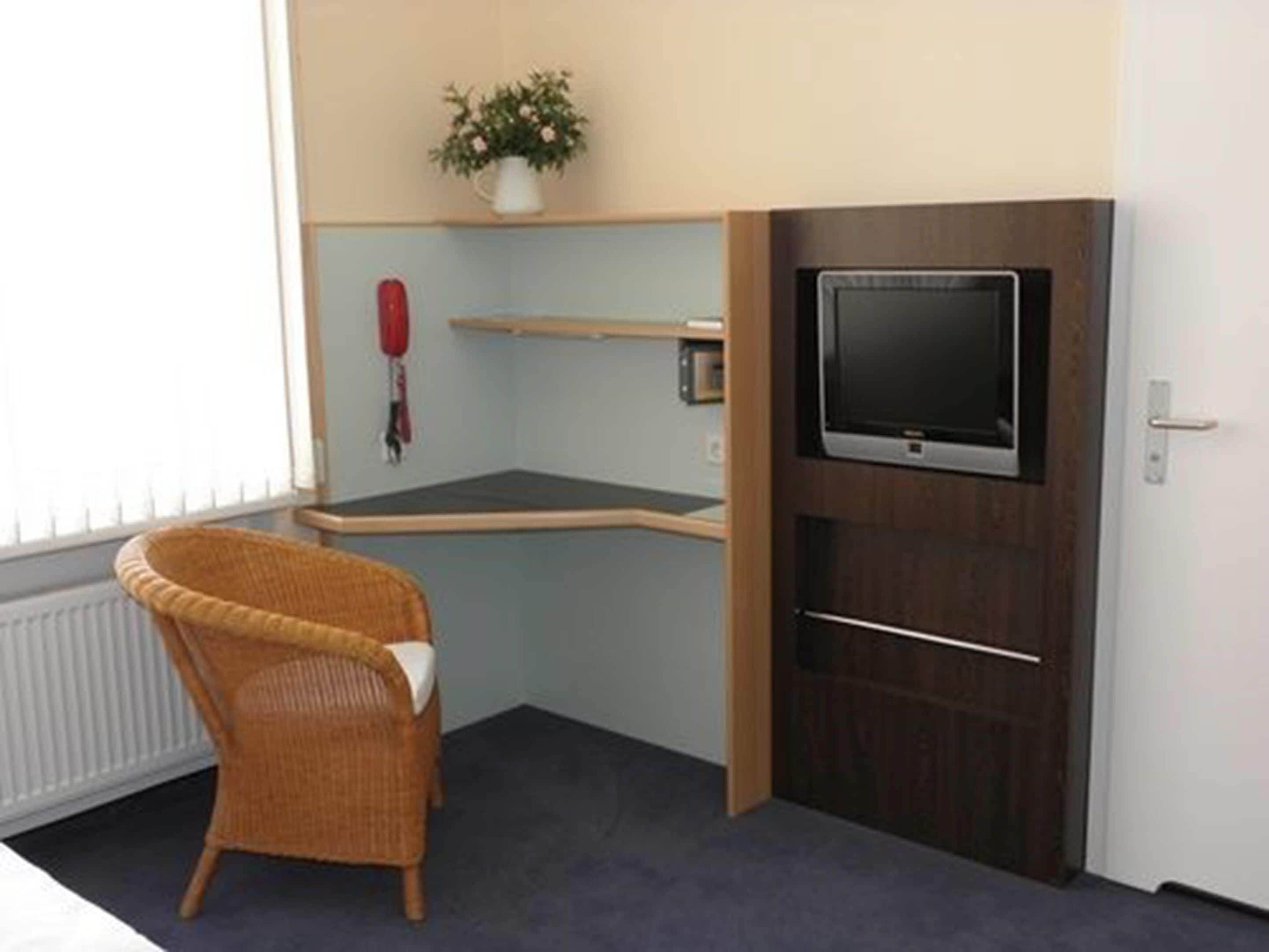 double room | living area | flat-screen tv