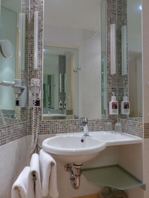 Habitación triple | Baño | Secadora de cabello y toallas 