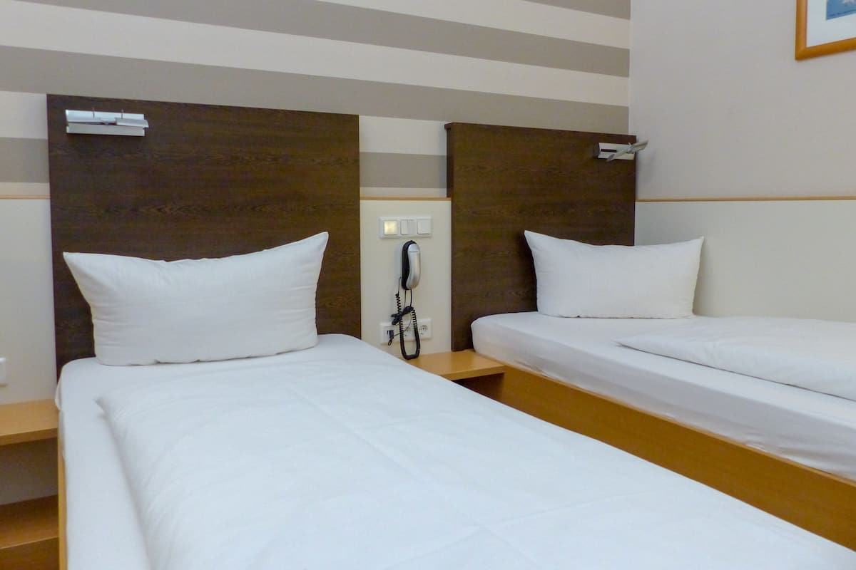 Quarto duplo | Cofres nos quartos, escrivaninha, berços grátis, Wi-Fi de cortesia