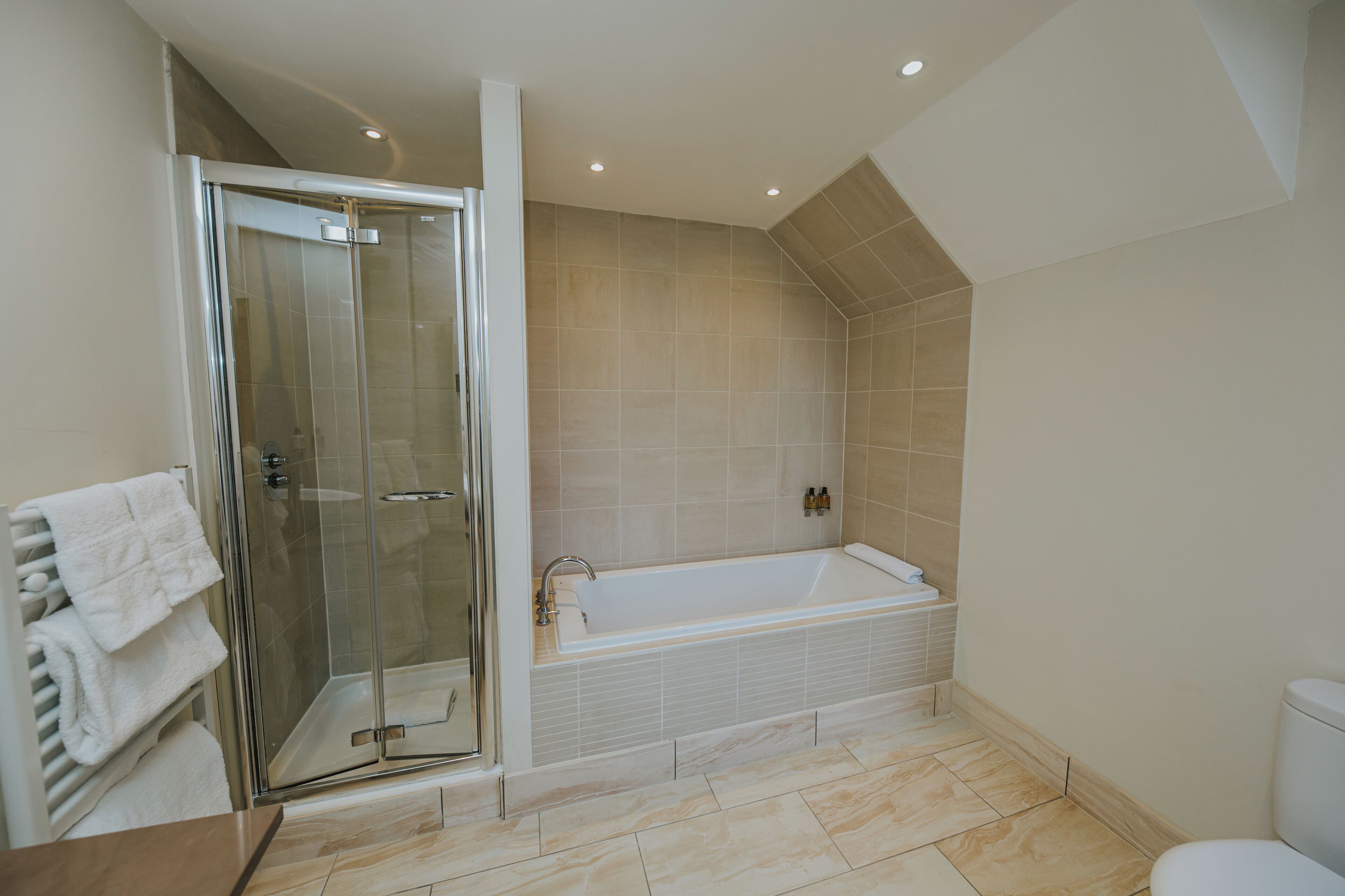 junior suite | bathroom | free toiletries, hair dryer, towels