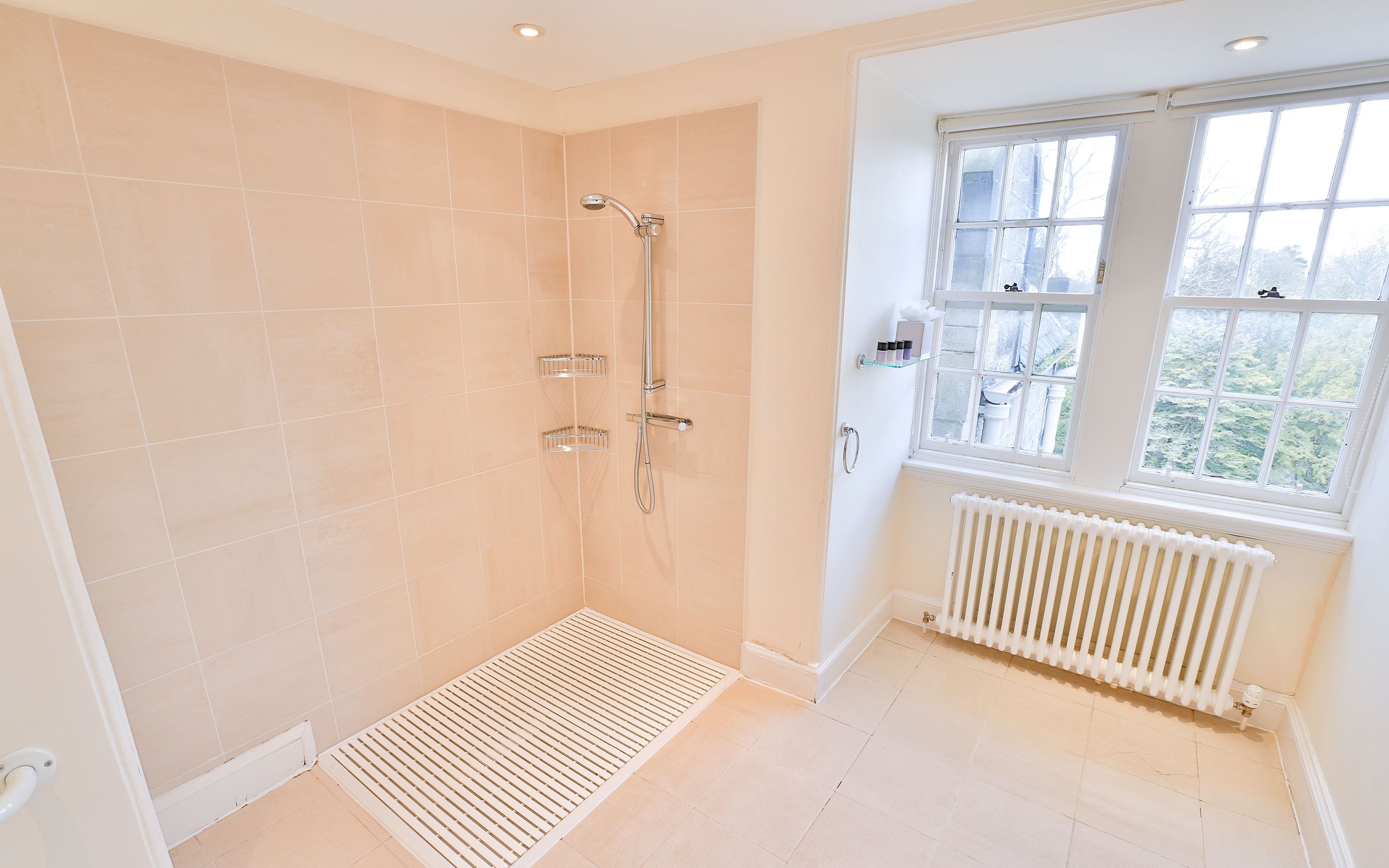 executive room | bathroom | free toiletries, hair dryer, towels